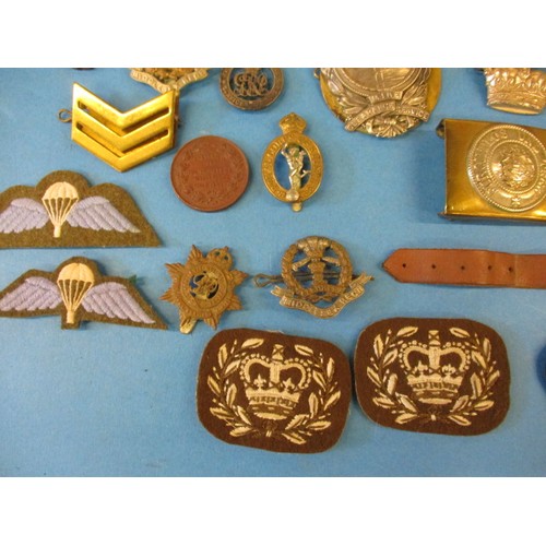 210 - A parcel of vintage military metal and cloth badges, all in used condition with general age-related ... 