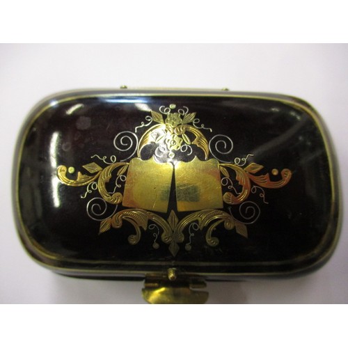 64 - An antique gold inlaid sovereign purse, having vacant cartouche and working clasp, in good condition... 