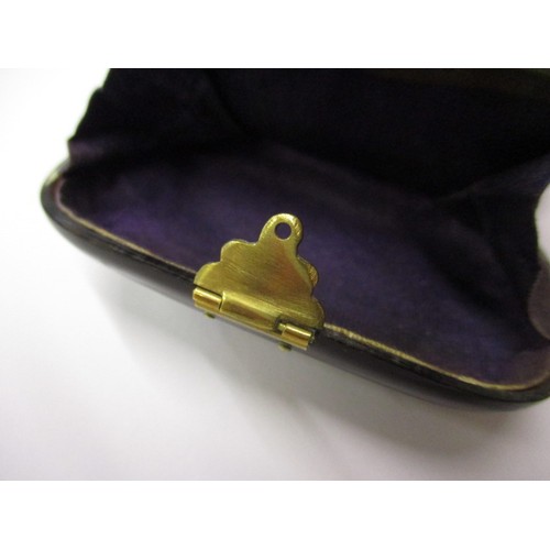 64 - An antique gold inlaid sovereign purse, having vacant cartouche and working clasp, in good condition... 