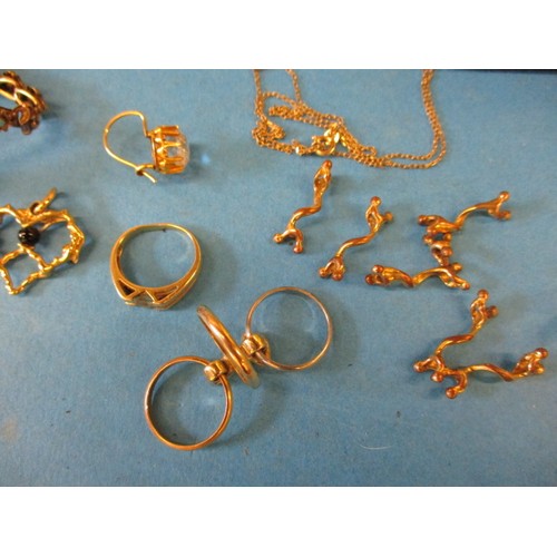 160 - A parcel of vintage costume jewellery to include some silver and yellow metal items, all in used con... 