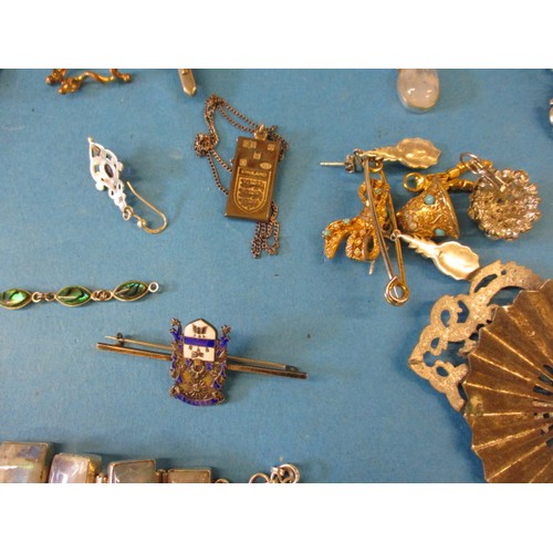 160 - A parcel of vintage costume jewellery to include some silver and yellow metal items, all in used con... 