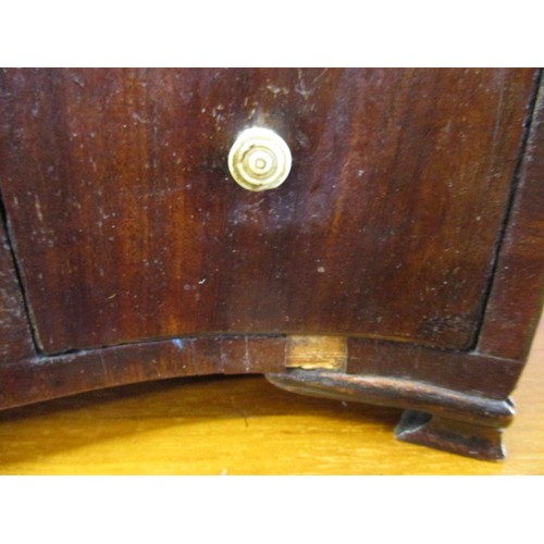 294 - A Georgian mahogany toilet mirror with 3 drawer base, an excellent quality antique with original mir... 