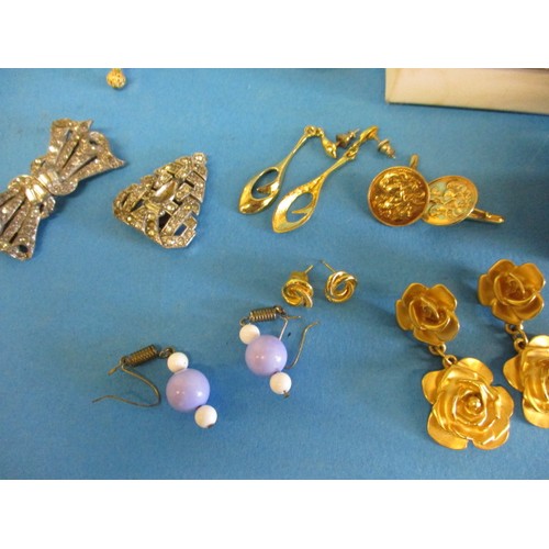 166 - A parcel of vintage costume jewellery to include a pair of 9ct gold cufflinks, approx. gold weight 7... 