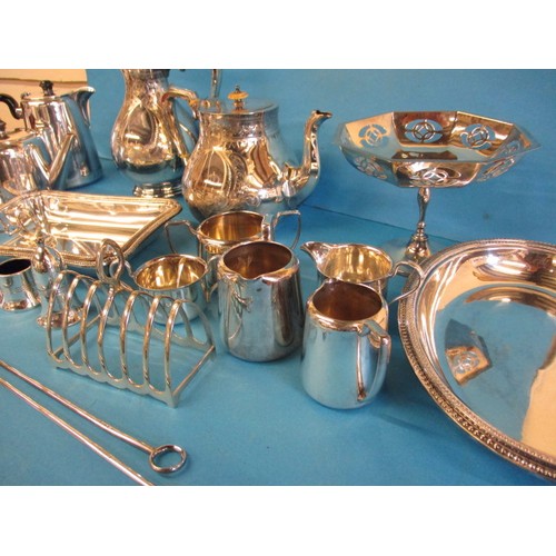 355 - A very large quantity of plated items to include cutlery and items from Mappin & Webb, all in good p... 