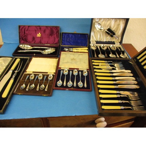 355 - A very large quantity of plated items to include cutlery and items from Mappin & Webb, all in good p... 