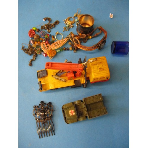 360 - A parcel of miscellaneous items to include a small amount of costume jewellery and die-cast model ve... 