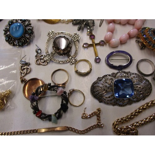 162 - A parcel of 19th century and later costume jewellery, to include silver and yellow metal items, all ... 