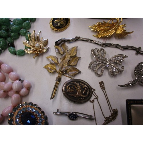 162 - A parcel of 19th century and later costume jewellery, to include silver and yellow metal items, all ... 