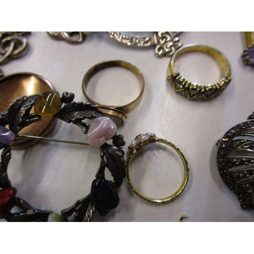 162 - A parcel of 19th century and later costume jewellery, to include silver and yellow metal items, all ... 