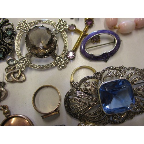 162 - A parcel of 19th century and later costume jewellery, to include silver and yellow metal items, all ... 