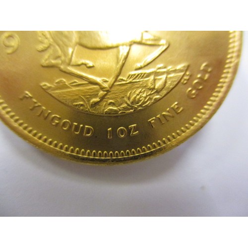 102 - A 1982 Krugerrand, in uncirculated condition, approx. weight 33.93g approx. diameter 32.77mm approx.... 