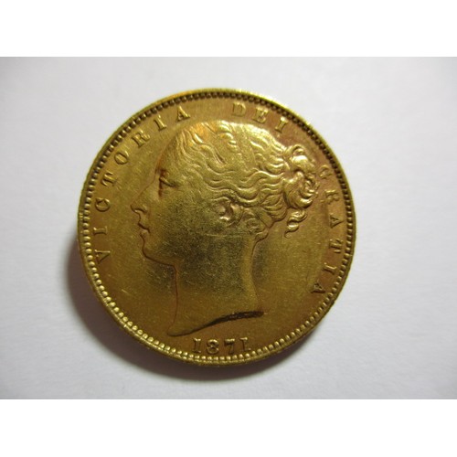 86 - An 1871 shield back sovereign, a fine grade coin, die number 110, a coin that’s been in circulation