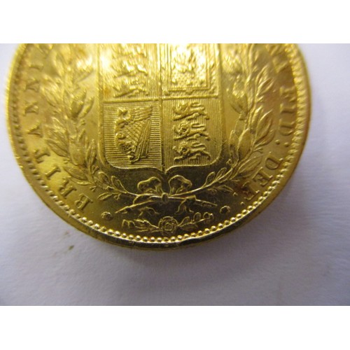 93 - An 1853 shield back sovereign, a fine grade coin, London mint, a coin that’s been in circulation