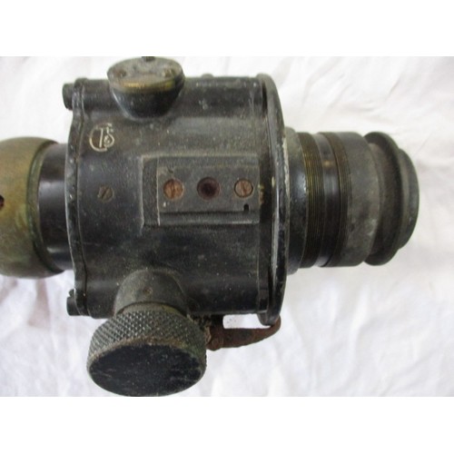 230 - A WWII British tank sighting scope, in vintage condition with general use-related marks