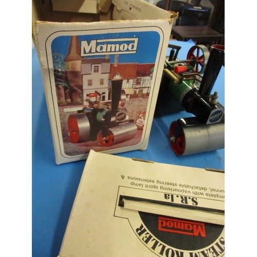 189 - A vintage Mamod live steam S.R.1a roller in box and with accessories, the box having some rips, the ... 