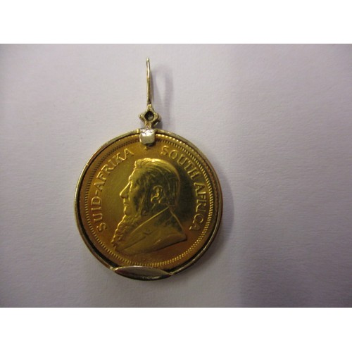 100 - A 1/10 Krugerrand coin in 9ct gold pendant mount, coin dated 1983, in good condition with general ag... 