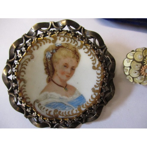 48 - A quantity of antique and later jewellery to include a 15ct gold brooch and a 9ct gold mounted cameo... 