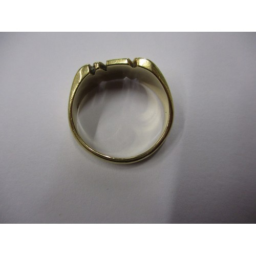 39 - A 9ct gold signet ring with the letters MW, approx. weight 6.5g approx. ring size P in good pre-owne... 