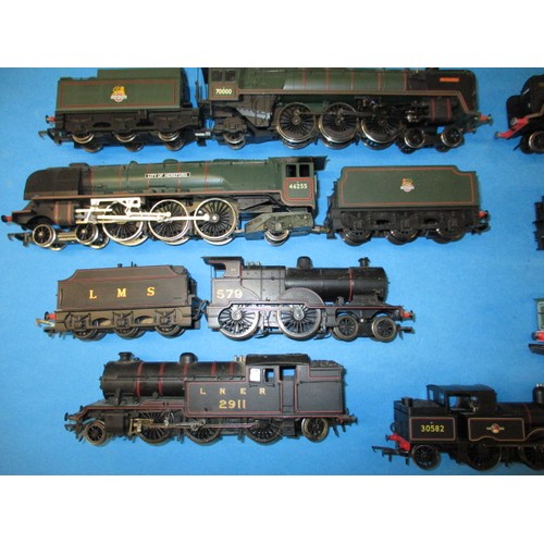 331 - A quantity of ‘00’ gauge model railway loco’s and carriages, to include examples by Hornby, all in u... 