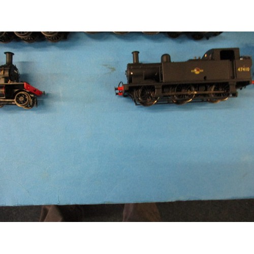 331 - A quantity of ‘00’ gauge model railway loco’s and carriages, to include examples by Hornby, all in u... 