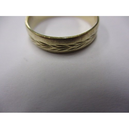 61 - A 9ct yellow gold gate bracelet and two 9ct gold rings, the bracelet  in good order with clasp and s... 