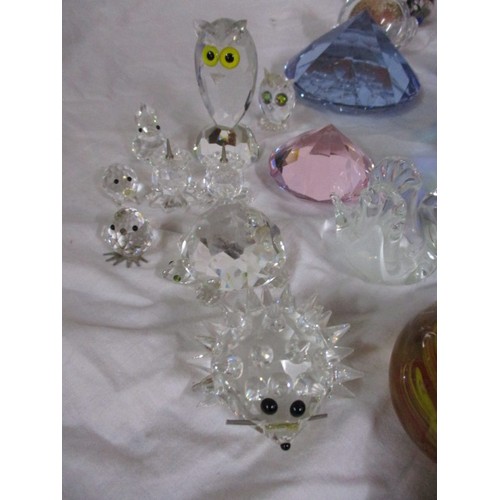 206 - A large quantity of glass paperweights and fancies, to include examples by Swarovski, one has a very... 