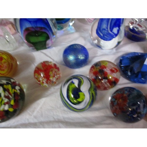 206 - A large quantity of glass paperweights and fancies, to include examples by Swarovski, one has a very... 