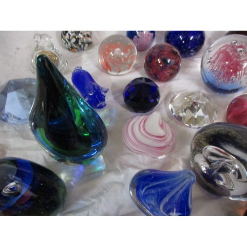 206 - A large quantity of glass paperweights and fancies, to include examples by Swarovski, one has a very... 