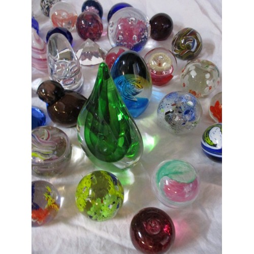 206 - A large quantity of glass paperweights and fancies, to include examples by Swarovski, one has a very... 