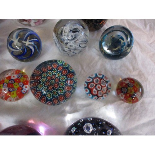 207 - A parcel of vintage glass paperweights to include millefiori type and examples by Mdina  all in good... 