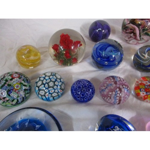 207 - A parcel of vintage glass paperweights to include millefiori type and examples by Mdina  all in good... 