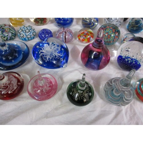 207 - A parcel of vintage glass paperweights to include millefiori type and examples by Mdina  all in good... 