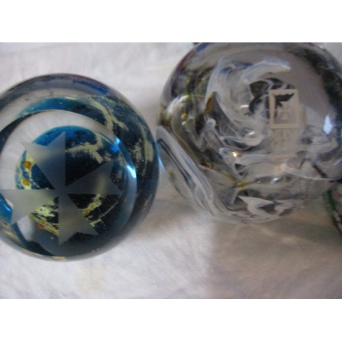 207 - A parcel of vintage glass paperweights to include millefiori type and examples by Mdina  all in good... 