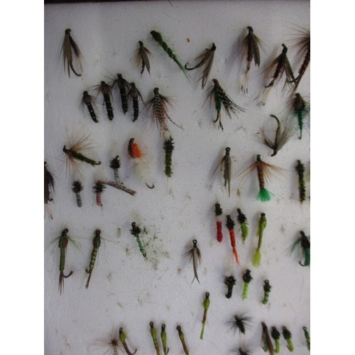 143 - A quantity of vintage fishing flies in wood storage box, in pre-owned condition