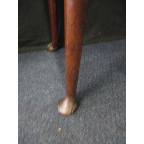 201 - A Georgian mahogany drop leaf breakfast table with pad feet, in good useable condition with age-rela... 