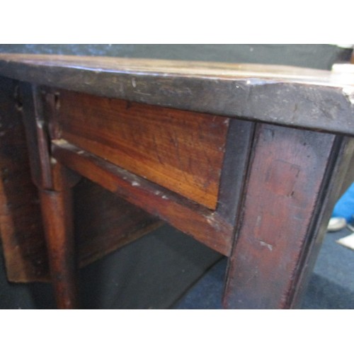 201 - A Georgian mahogany drop leaf breakfast table with pad feet, in good useable condition with age-rela... 