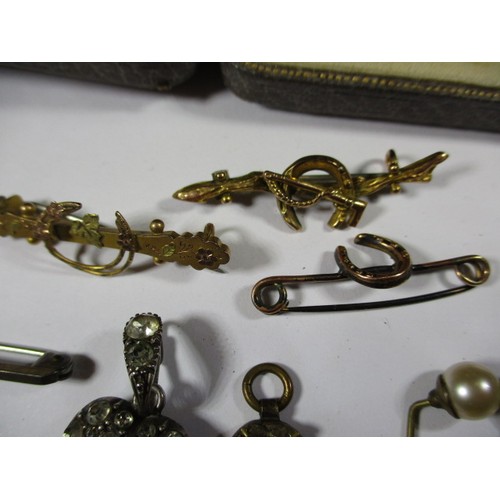 105 - A parcel of antique and later jewellery items to include gold and silver