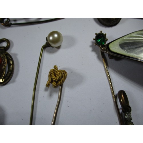 105 - A parcel of antique and later jewellery items to include gold and silver