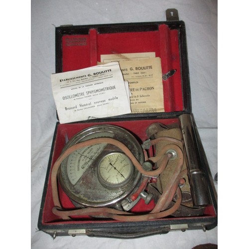 222 - A box of antique and later scientific and medical instruments to include a thermo-barograph, 1909 Pa... 