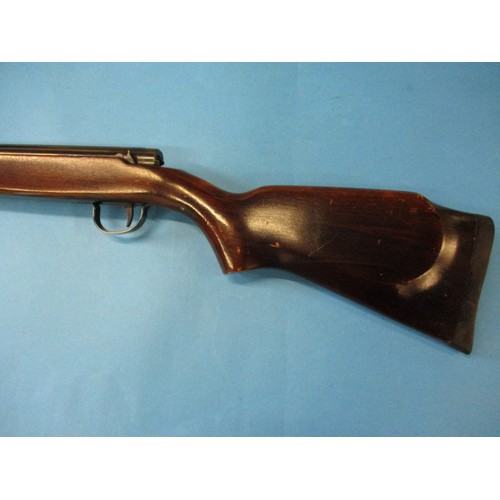 181 - A vintage Webley Osprey .22 side leaver top loading air rifle, in good working order, approx. length... 