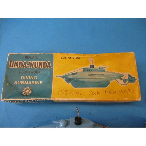 150 - A vintage Sutcliffe tinplate ‘Unda-wunda’ clockwork diving submarine in original box but no key. Lot... 