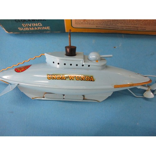 150 - A vintage Sutcliffe tinplate ‘Unda-wunda’ clockwork diving submarine in original box but no key. Lot... 