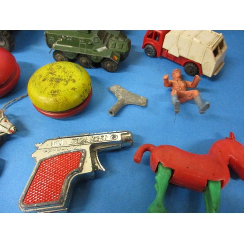 147 - A parcel of mid-20th century toys, to include die-cast vehicles and yo-yos, all in play worn conditi... 