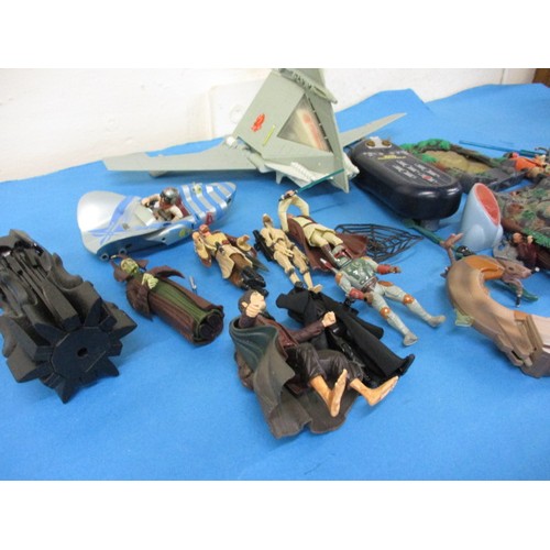 157 - A large quantity of vintage Star Wars figures, most in original blister packs, some folding and mark... 