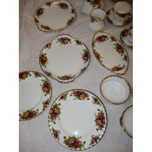 16 - A large Royal Albert ‘Old Country Roses’ tea service, consisting of cups, saucers plates and other i... 
