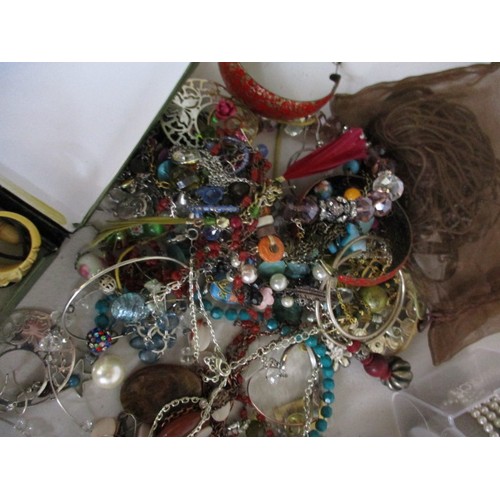 30 - A parcel of vintage costume jewellery, all in pre-owned condition