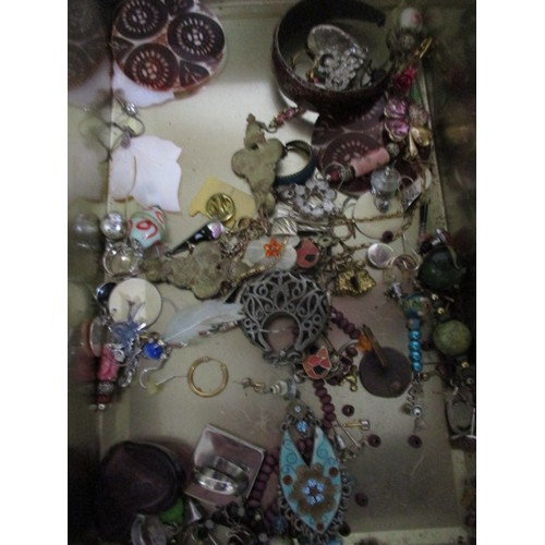 30 - A parcel of vintage costume jewellery, all in pre-owned condition