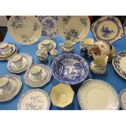 A parcel of vintage blue and white ceramics to include a cheese dish and Spode and Doulton, all in good clean pre-owned condition