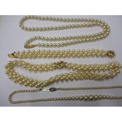 A parcel of pearl and cultured pearl jewellery items, some with yellow metal clasps, includes a matching necklace bracelet set with working clasps