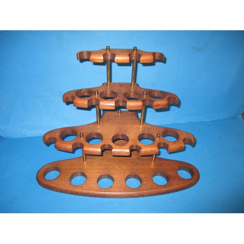 A shop counter pipe display rack, able to hold 15 pipes, approx. height 28cm